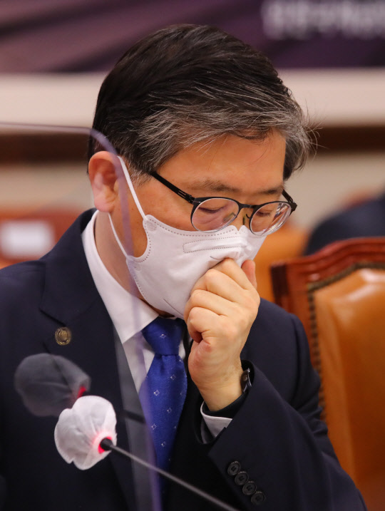 변창흠 국토교통부 장관이 지난 9일 국회에서 열린 국토교통위원회 전체회의에서 출석해 의원들의 질의를 듣고 있다. 연합뉴스